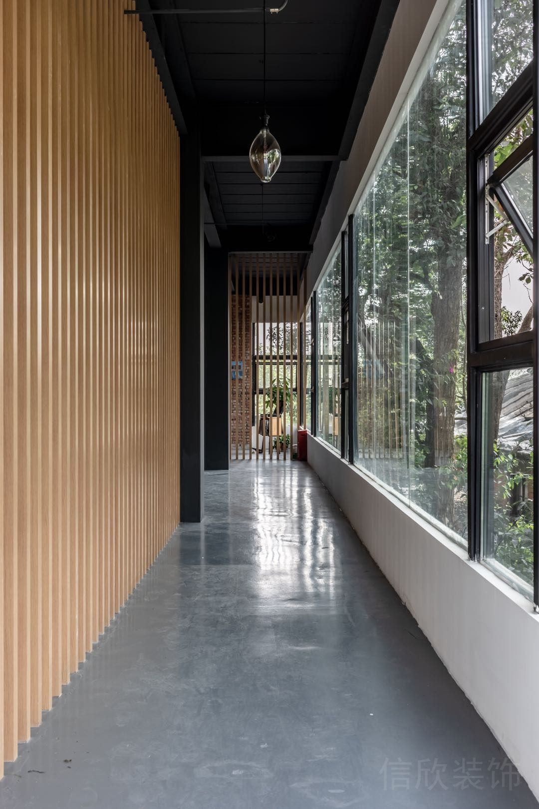 實木鏤空墻體設(shè)計裝修玻璃隔斷效果pvc地板裝修黑色金屬效果