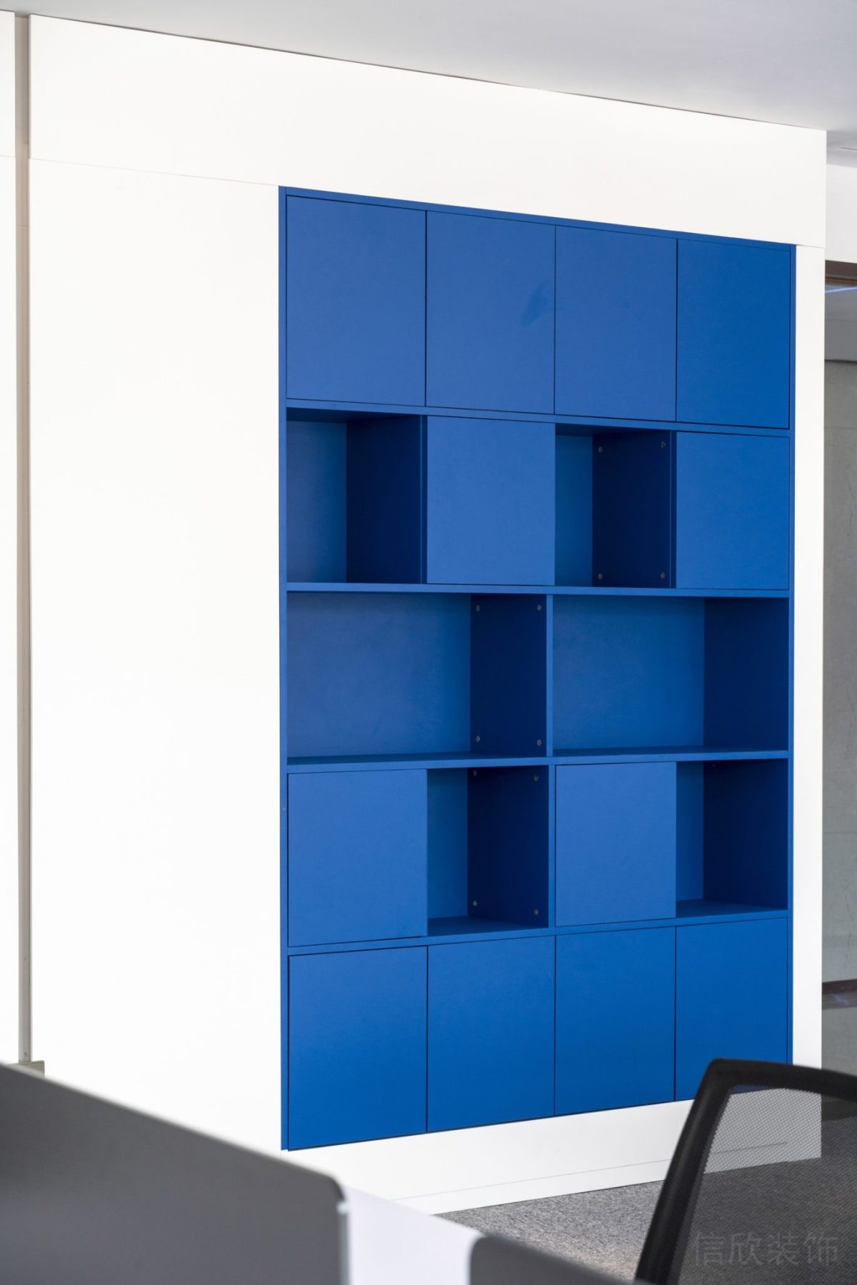 亞克力收納置物柜藍色設(shè)計多功能格子柜效果