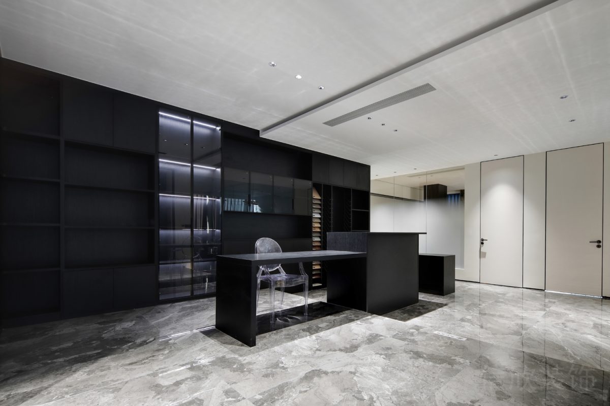 總裁辦公室裝修設計效果內(nèi)嵌式黑色墻柜設計遮光處理深圳工作室裝修