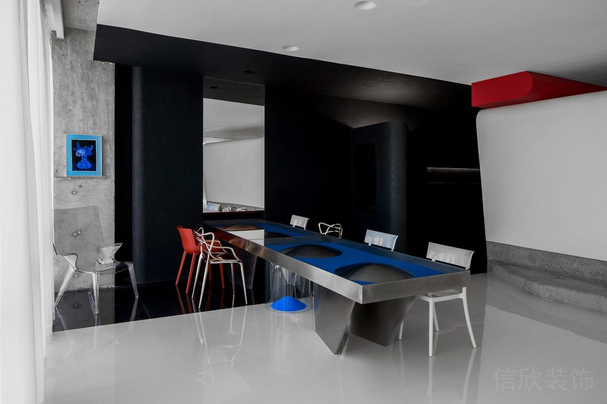 直線式會議室裝修紅藍(lán)色調(diào)效果裝修金屬工作桌裝修黑色墻體效果’