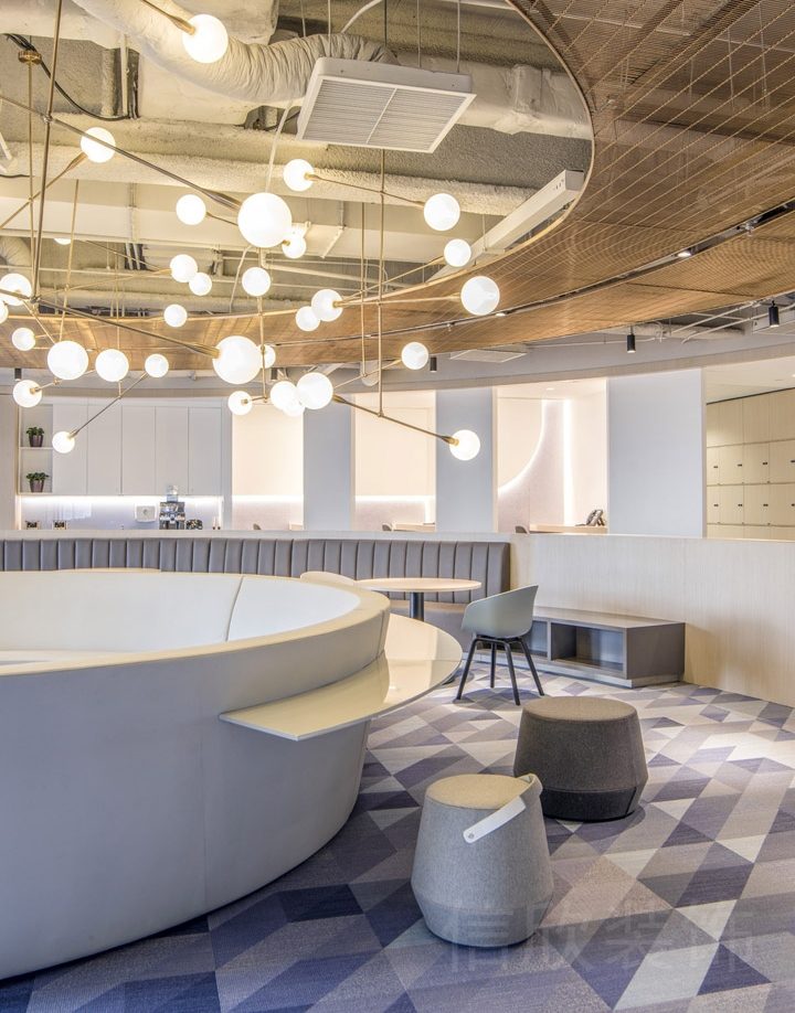 辦公室休息區(qū)辦公室裝修設(shè)計(jì)布藝沙發(fā)燈飾設(shè)計(jì)圓形休息區(qū)現(xiàn)代簡約風(fēng)設(shè)計(jì)