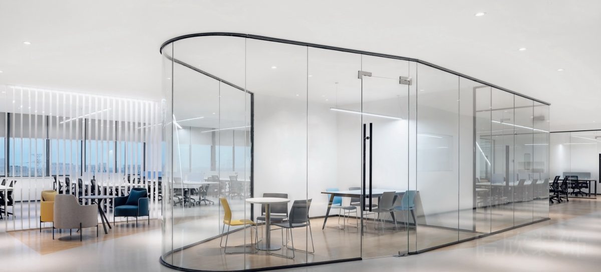 辦公室裝修設(shè)計(jì)玻璃隔斷效果會(huì)議室過(guò)道隔音效果