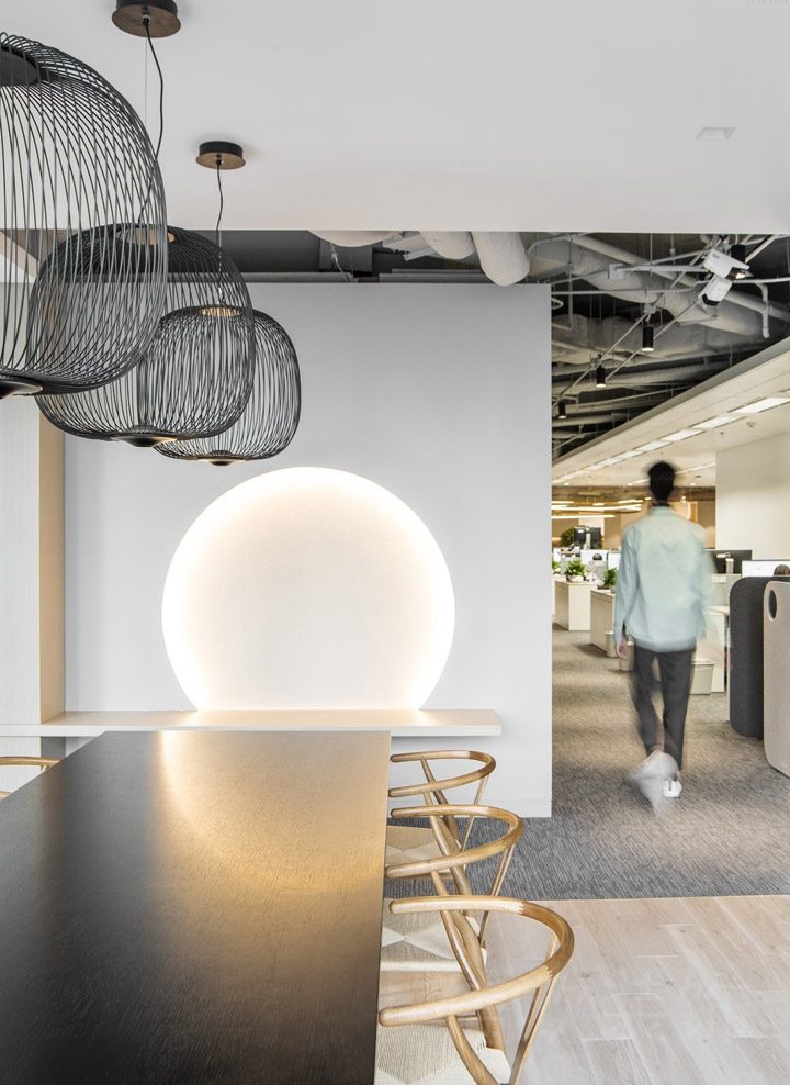 辦公室裝修設(shè)計(jì)會議室效果天花鏤空設(shè)計(jì)天花吊頂金屬會議室座椅