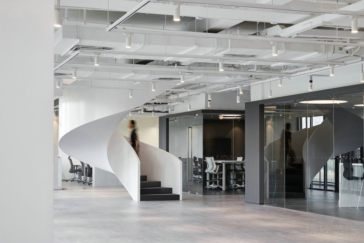 玻璃隔斷辦公室裝修設(shè)計黑白色調(diào)現(xiàn)代工業(yè)風(fēng)設(shè)計圖樓梯效果