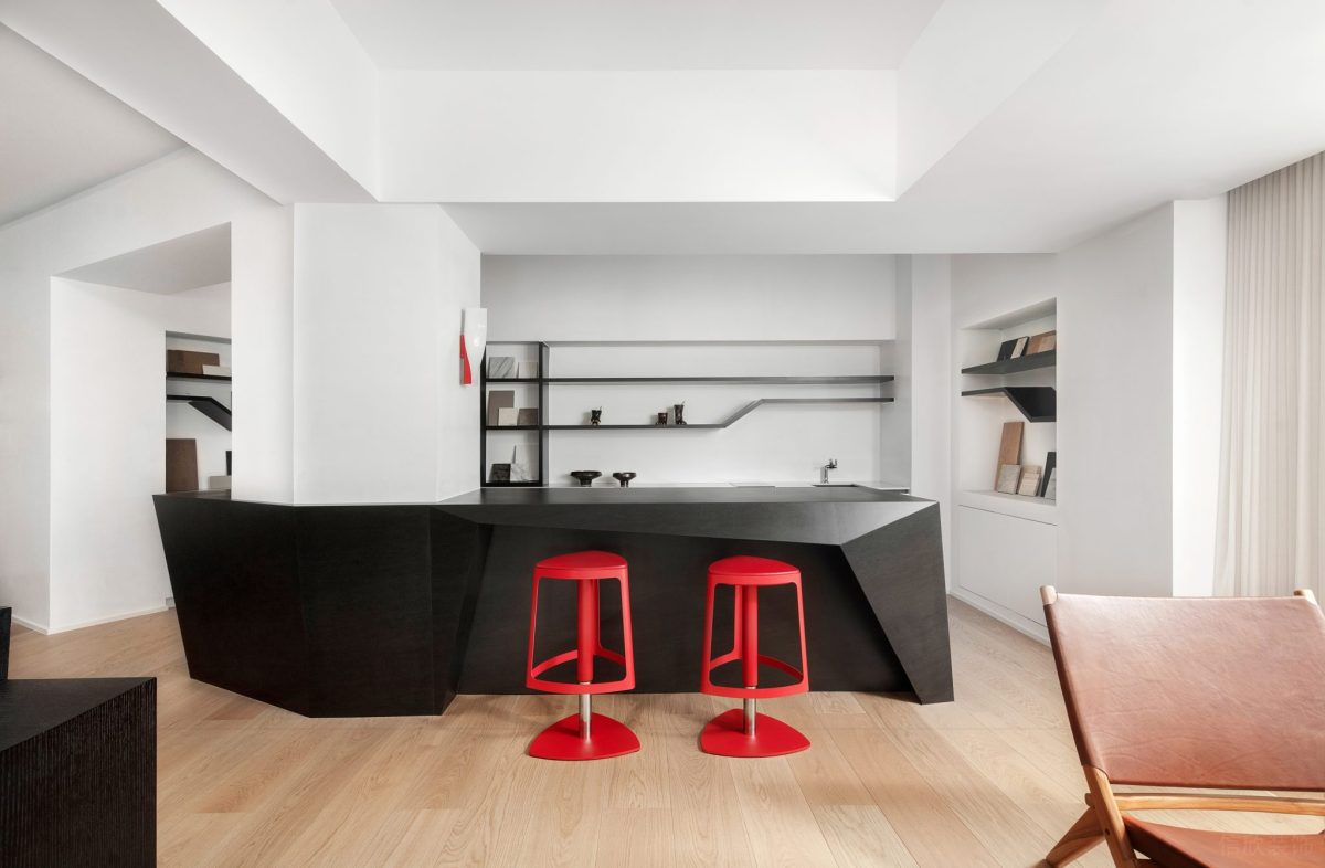 半墻黑色設(shè)計(jì)效果圖裝修紅色高腳椅內(nèi)嵌式白色收納墻柜