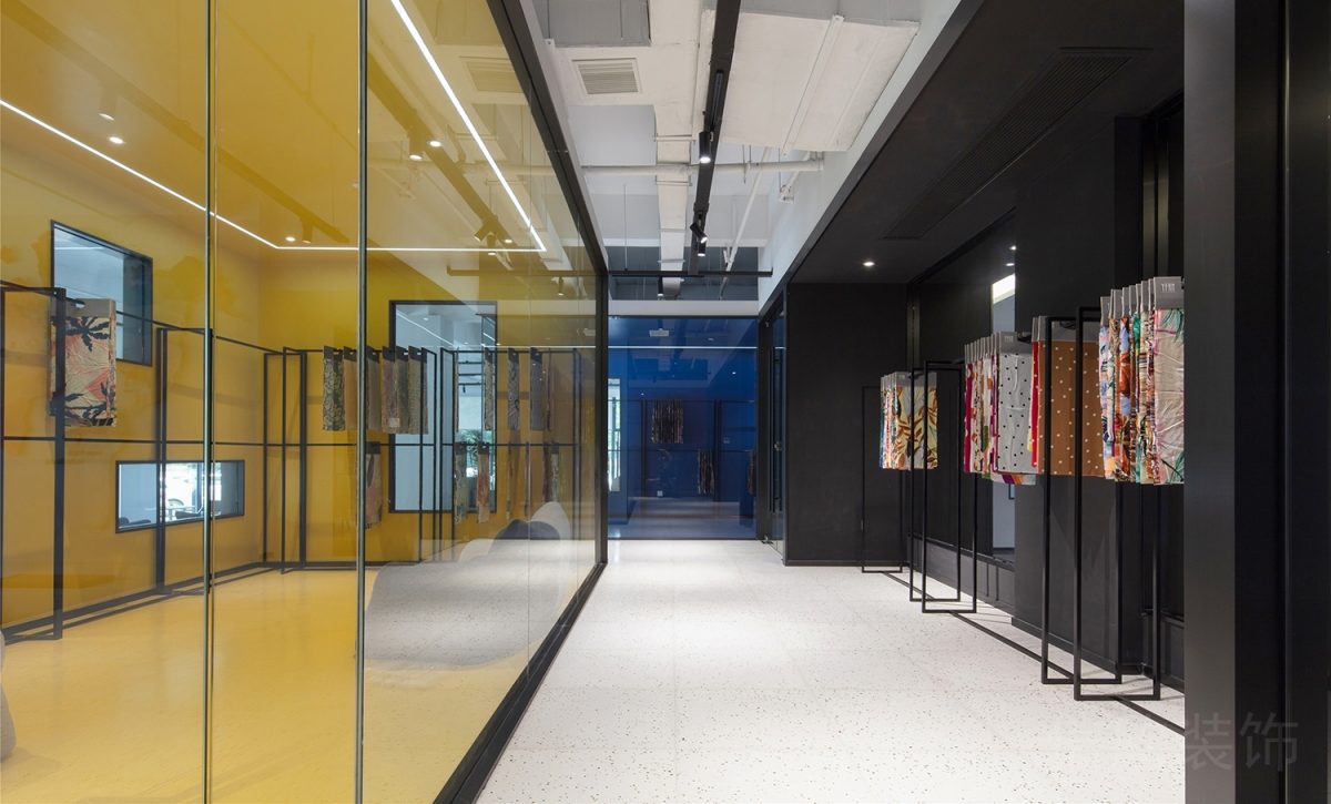 對(duì)稱式過道辦公室裝修圖現(xiàn)代簡(jiǎn)約風(fēng)色彩撞色搭配效果