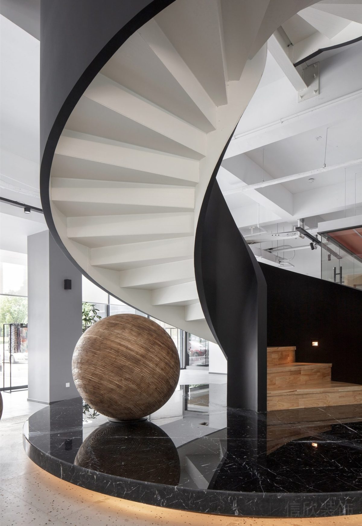 大理石辦公室裝修效果地臺(tái)圓形腳燈過道旋轉(zhuǎn)樓梯過道黑白色調(diào)深圳工作室設(shè)計(jì)圖