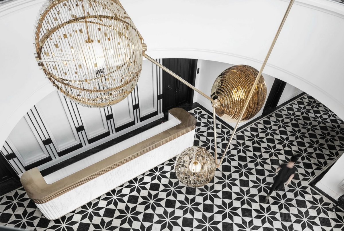 古典風(fēng)辦公室裝修設(shè)計(jì)效果棋盤格過(guò)道效果裝修前臺(tái)區(qū)法式石膏線鏤空金屬燈飾