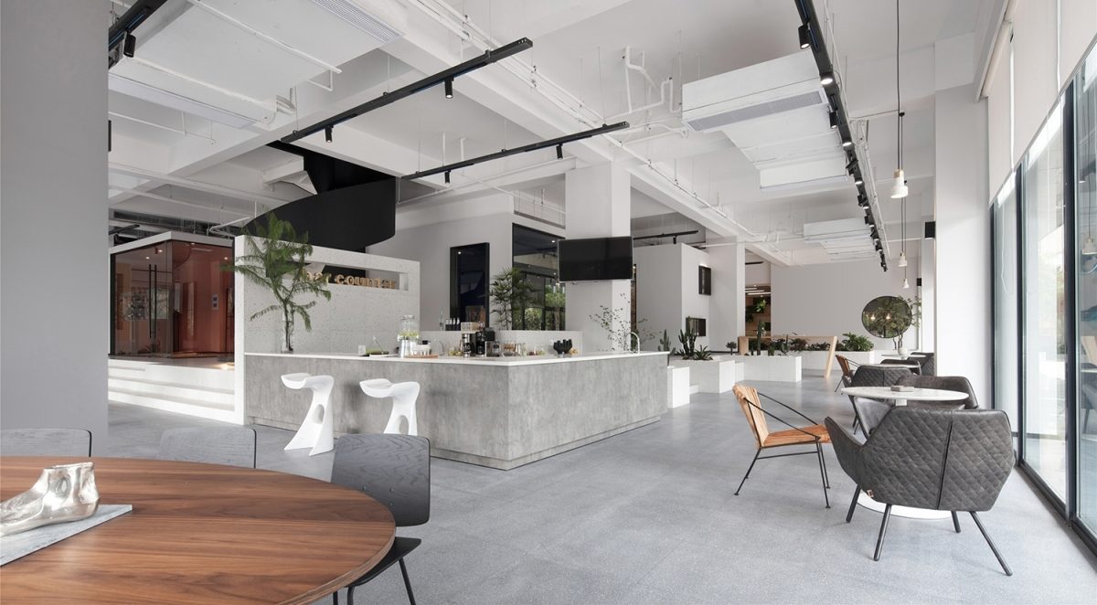 過道交界處辦公室裝修設(shè)計(jì)效果休息區(qū)現(xiàn)代簡(jiǎn)約風(fēng)半墻隔斷茶水間黑色金屬燈飾效果