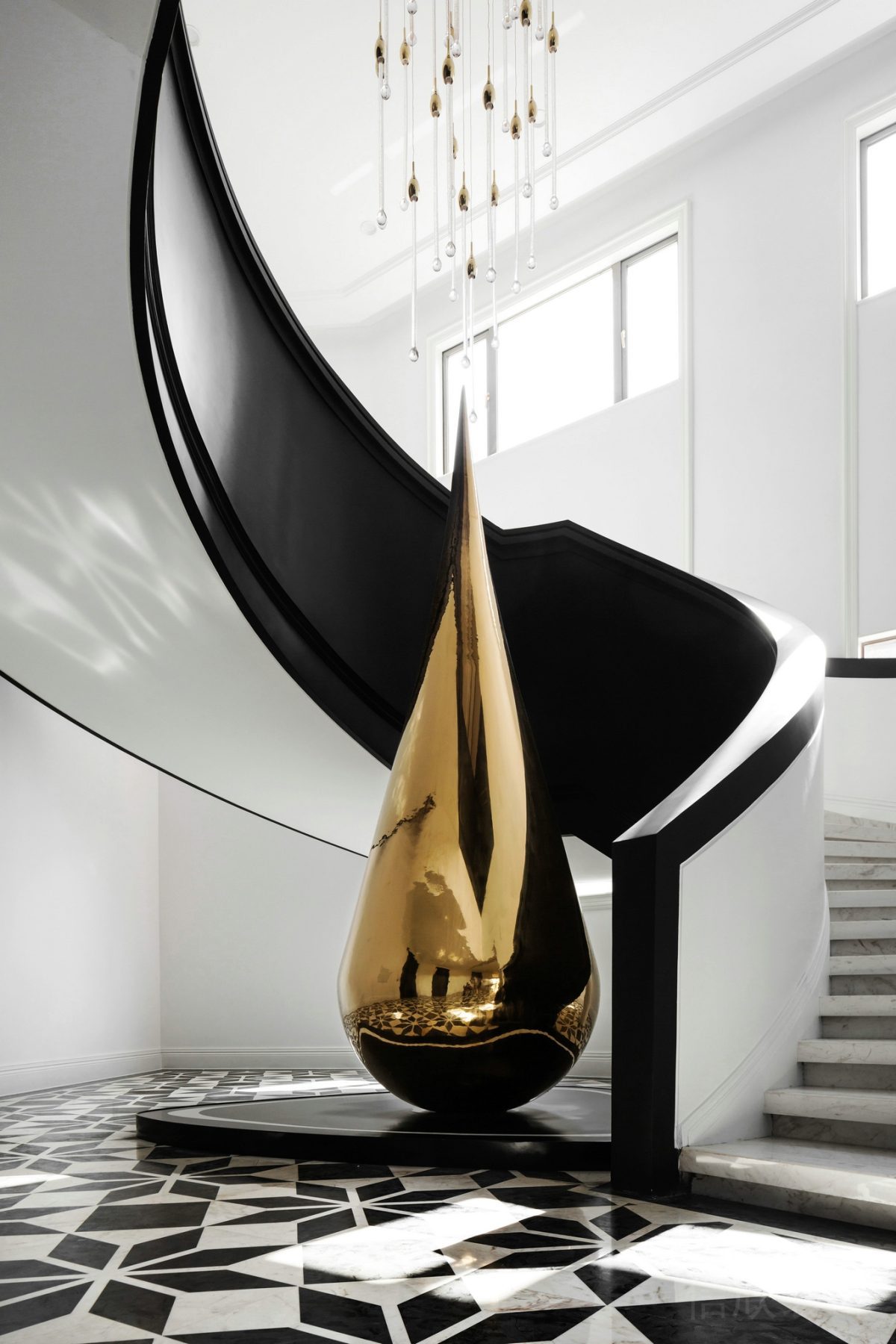 黑白色調(diào)現(xiàn)代裝修設(shè)計(jì)鎏金藝術(shù)裝置效果法式宮廷風(fēng)效果天花水晶吊頂