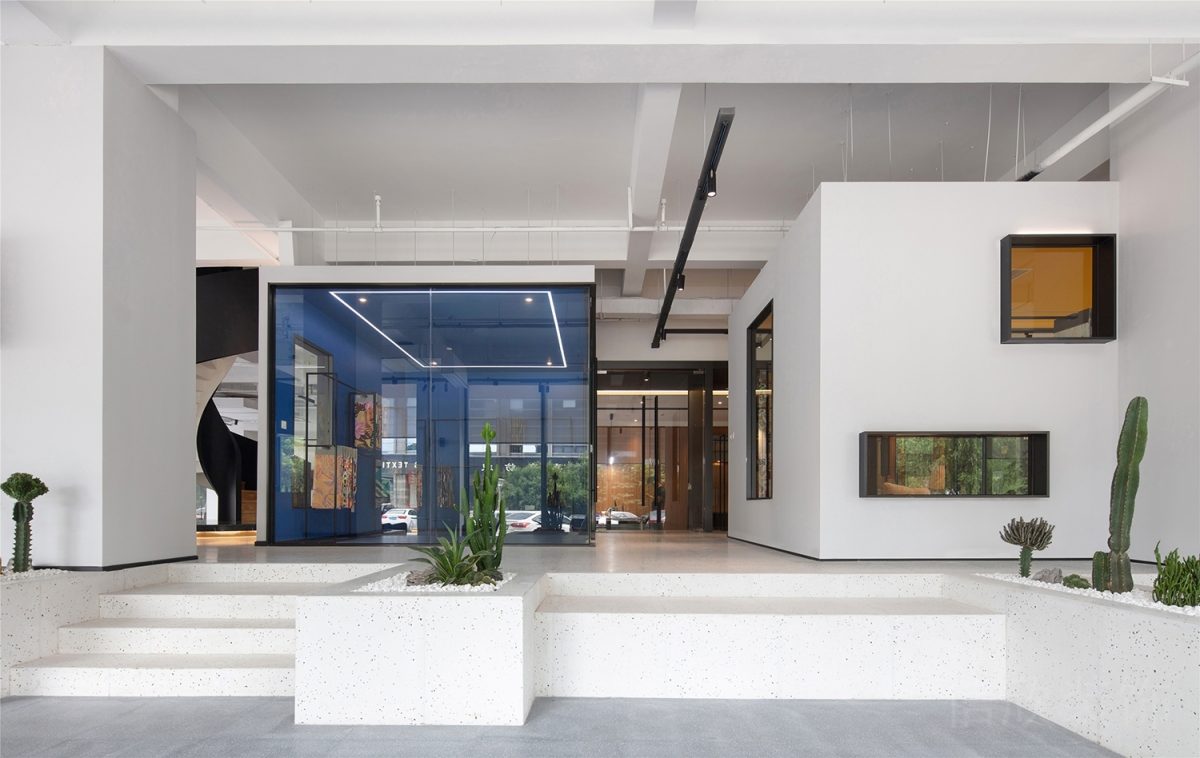 藍(lán)色玻璃獨(dú)立分割空間過道階梯式辦公室裝修設(shè)計(jì)