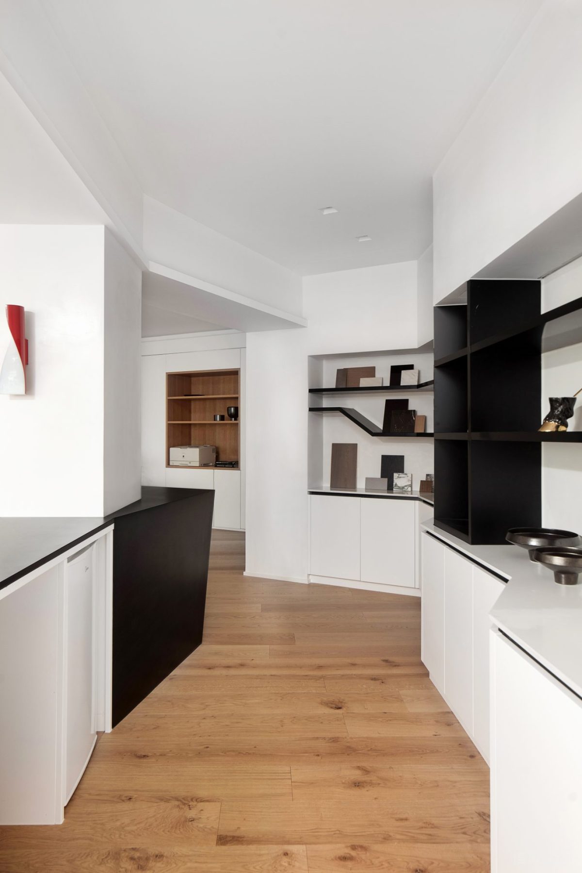 木質(zhì)地板辦公室裝修設(shè)計(jì)效果黑白色調(diào)墻體收納柜裝修圖