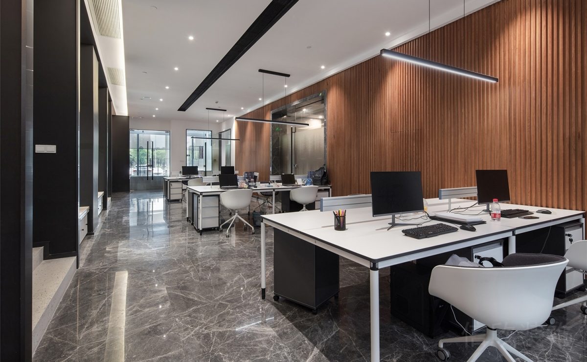 木質(zhì)墻體設(shè)計(jì)效果裝修工位大理石設(shè)計(jì)辦公室效果黑白色調(diào)