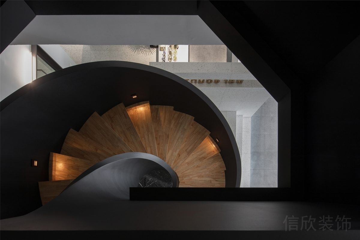 木質(zhì)旋轉(zhuǎn)樓梯辦公室裝修設(shè)計(jì)效果半墻黑色休息區(qū)