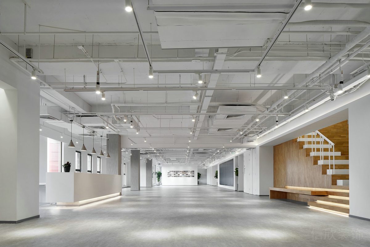 天花鏤空設(shè)計效果裝修燈飾設(shè)計效果階梯式原木風(fēng)辦公室裝修過道燈飾效果開放式大廳休息區(qū)