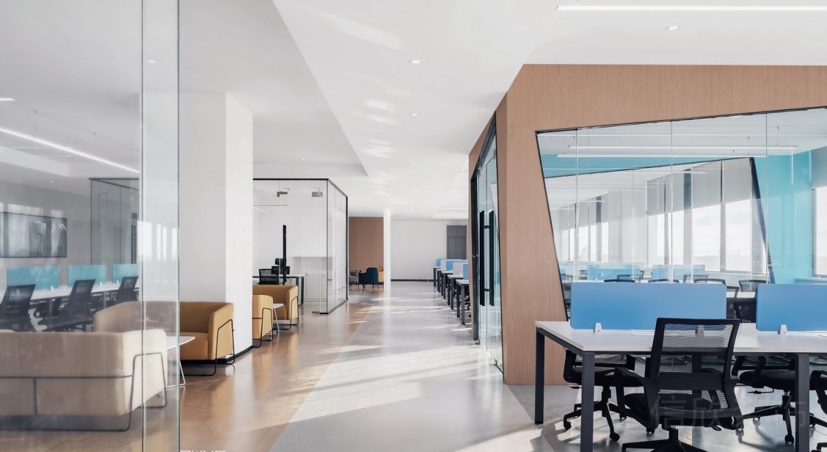 原木風(fēng)辦公室裝修設(shè)計(jì)效果木質(zhì)墻體設(shè)計(jì)圖過(guò)道