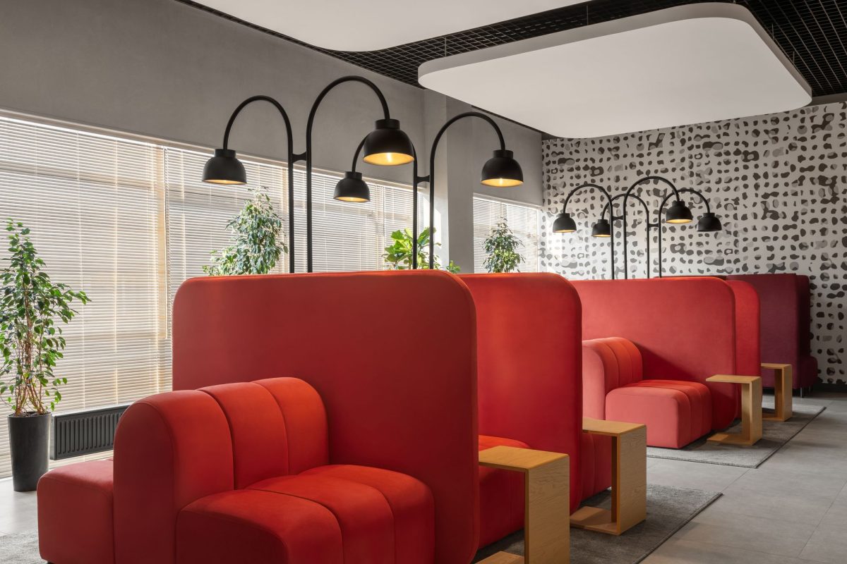 辦公室休息區(qū)紅色布藝沙發(fā)