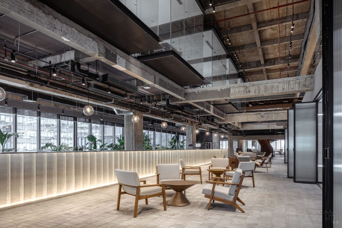 極致省錢辦公室休息區(qū)裝修，門口黑色折疊玻璃推拉門