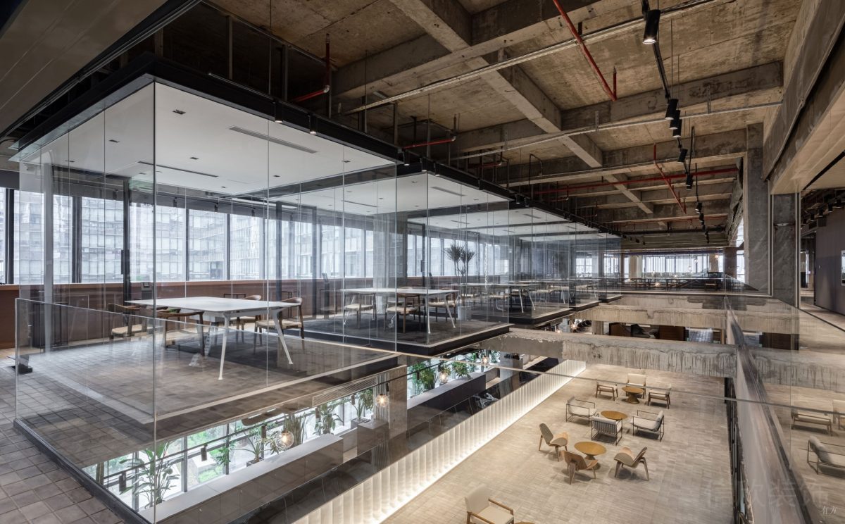 極致省錢辦公室裝修二樓獨(dú)立小會(huì)議室，全玻璃透光。