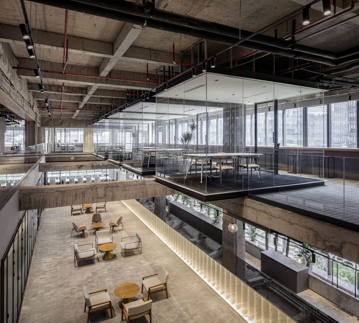 極致省錢辦公室裝修會(huì)客區(qū)，舊磚鋪地，白色光影欄桿